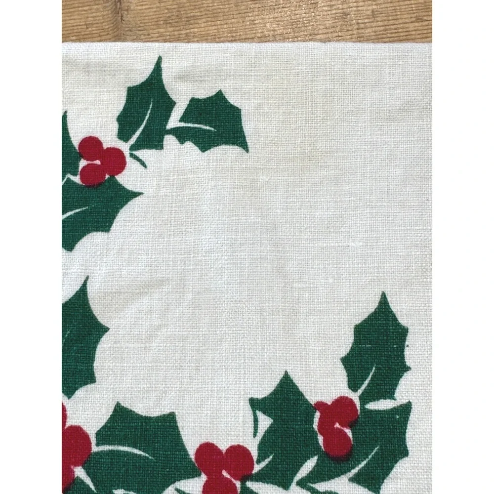 Vintage Christmas Holly Berry Wreath White Cloth Napkins Set 5 Festive IMPERFECT